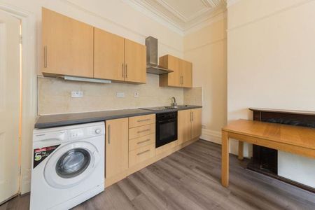 Located on the ground floor with direct access to a shared garden - Photo 4