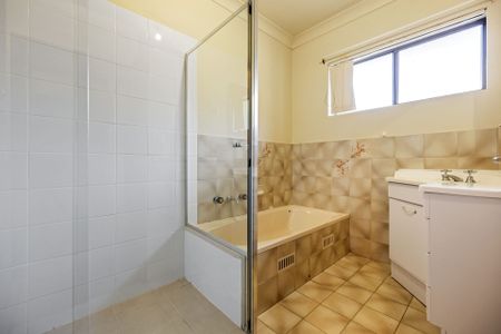Neat, well appointed three bedroom family home - Photo 5