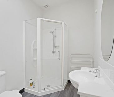Sunny Two-Bedroom Townhouse – Edgeware - Photo 4