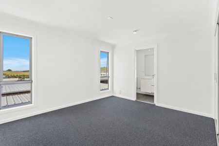 Beautifully presented 3 Bedroom Townhouse with Double Garage - Photo 3