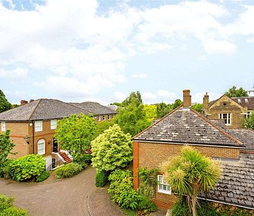 A beautifully presented town house located in a popular gated development backing onto Richmond Park - Photo 1