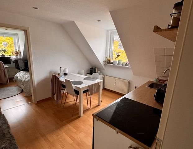 Gemütliche 1,5 Zimmer DG Wohnung in Essen-Holsterhausen - Photo 1