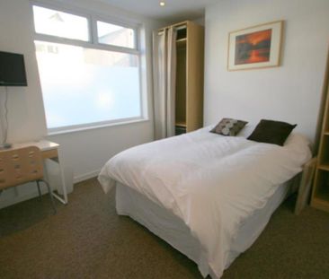 Ocean present this room in a shared house on South Street, offered ... - Photo 3