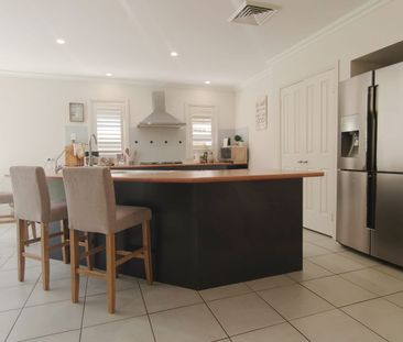 Energy-Efficient Family Home with 5 bed 2.5 bath 1 study - Flexible Living and Exceptional Convenience - Photo 6