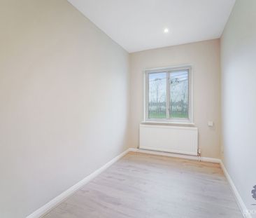 Carlingford Gardens, Mitcham, CR4 - Photo 3