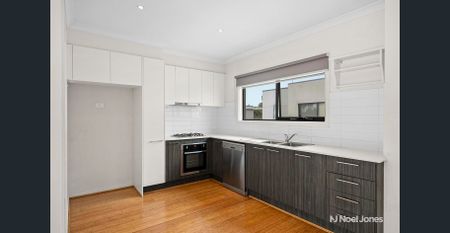 STYLISH AND MODERN TOWNHOUSE - Photo 5