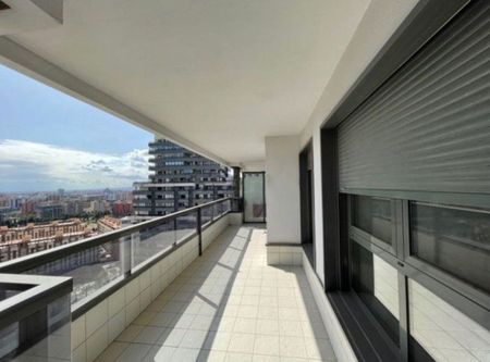 3 room luxury Flat for rent in Valencia - Photo 4