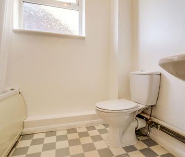 2 bedroom semi-detached house to rent - Photo 6