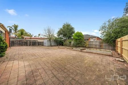 Spacious Family Home in Prime Hillside Location! - Photo 4