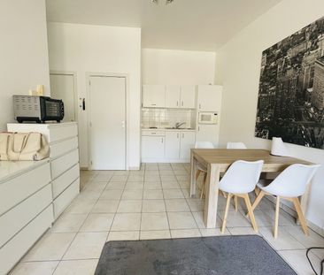 Zeer ruime GEMEUBELDE studio met slaaphoek, vlakbij St-Pietersplein... - Photo 4