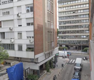Rooms for rent in 7-bedroom apartment in Cuatro Caminos - Foto 3
