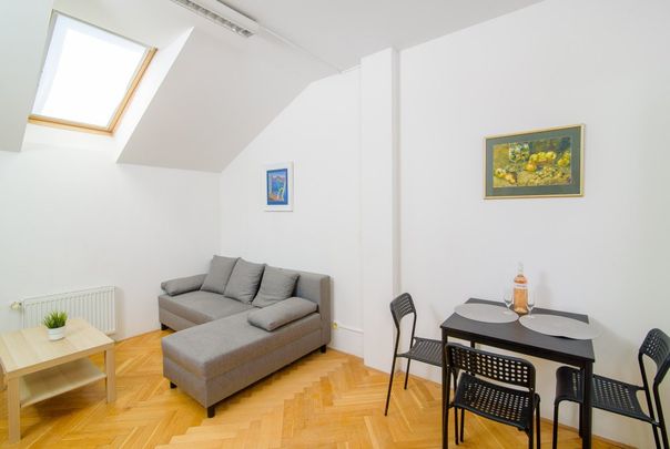 Zařízený podkrovní byt 2+kk k pronájmu – Praha 8, Karlín - Fotografie 1