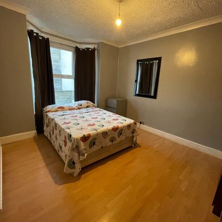 Room in a Shared House, Albert Square, E15 - Photo 4