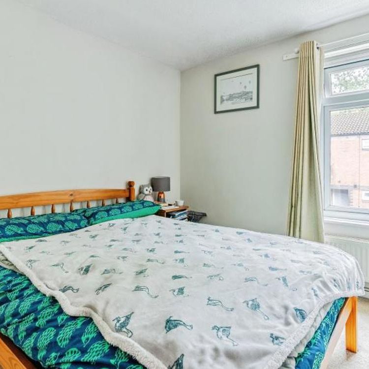 A well-presented one bedroom first floor apartment located in a quiet and popular residential area, close to Henleaze and Westbury-on-Trym. Pets considered! - Photo 1