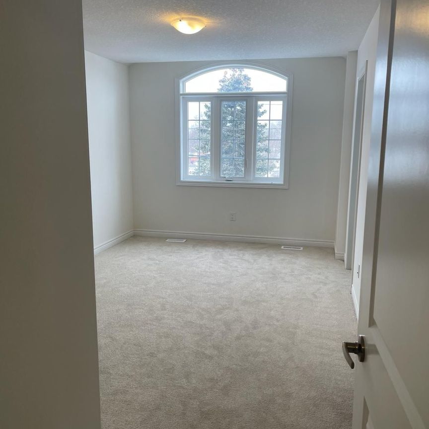 Townhouse For Lease | X8124136 - Photo 1