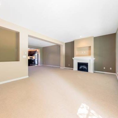 Spacious 4-Bed, 4-Bath Townhouse in Coquitlam- Pet-Friendly - Photo 3