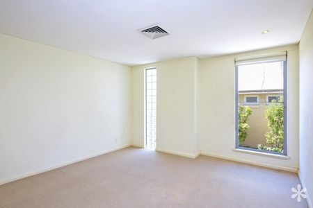 1/2b Queenslea Drive - Photo 2