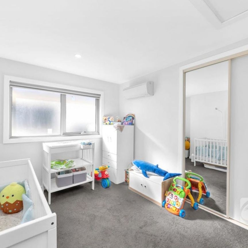 MODERN 3-BEDROOM HOME IN A CONVENIENT HALLAM LOCATION! - Photo 1