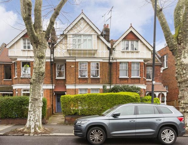 Fantastic split level one bedroom flat set within a beautiful period house - Photo 1