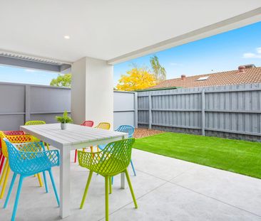 Bright & Fully furnished studio with all bills included! - Photo 1