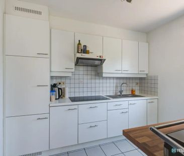 GUNSTIG GELEGEN APPARTEMENT MET 2 SLAAPKAMERS, GARAGE EN AUTOSTAANP... - Photo 5