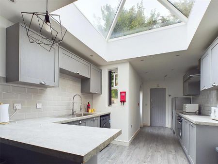 1 bedroom in a house share to rent - Photo 2