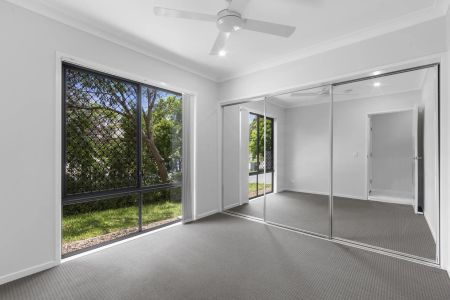 Modern living townhouse with close proximity to schools and public transport - Photo 5