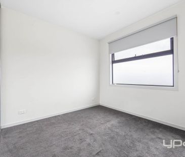 Modern Street-Facing Townhouse in Prime St Albans Location - Photo 4