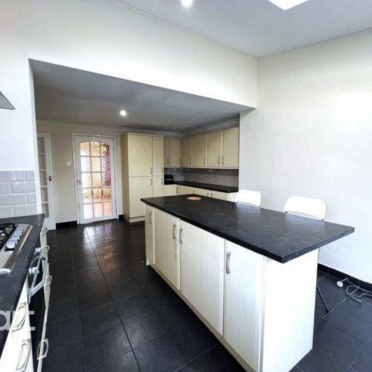4 bedroom semi-detached house to rent - Photo 1