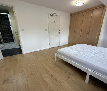 1 bedroom in a house share to rent - Photo 4