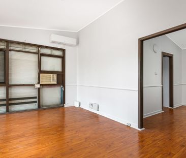 LOCATION, LOCATION, LOCATION! - Photo 2