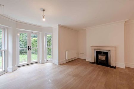 Newly renovated woodland cottage with wraparound garden on the outskirts of Knutsford. A Crown Estate property. - Photo 4