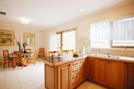 1/2 Laxdale Road, Camberwell VIC 3124 - Townhouse For Rent | Domain - Photo 5