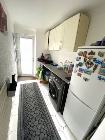 £1,200 PCM, Three Bedroom House with Off-Road Parking and Large Enclosed Garden in Cyntwell Crescent, Ely, Cardiff, CF5 5QG - Photo 5