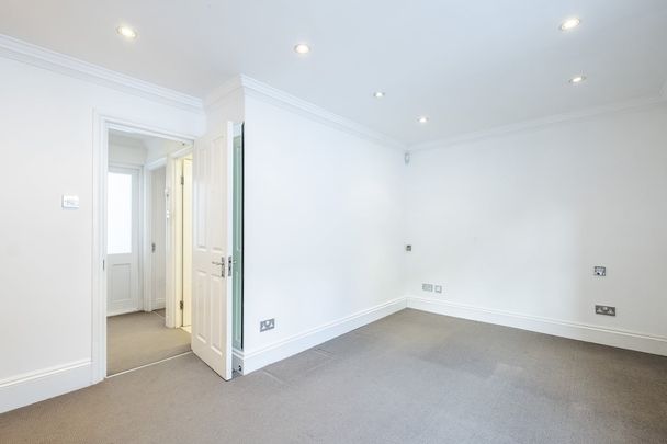 3 bedroom mews to rent - Photo 1