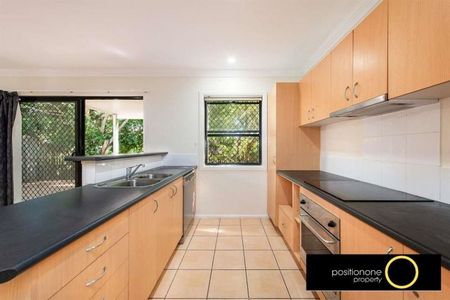 Large Townhouse Backs Onto Parkland - Photo 3