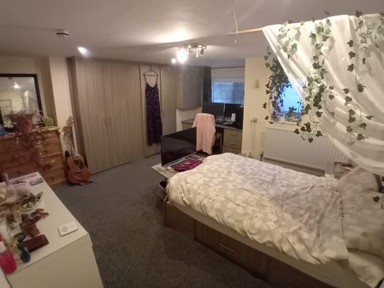 6 Bed - 72 Chapel Lane, Headingley, Leeds - LS6 3BW - Student - Photo 1