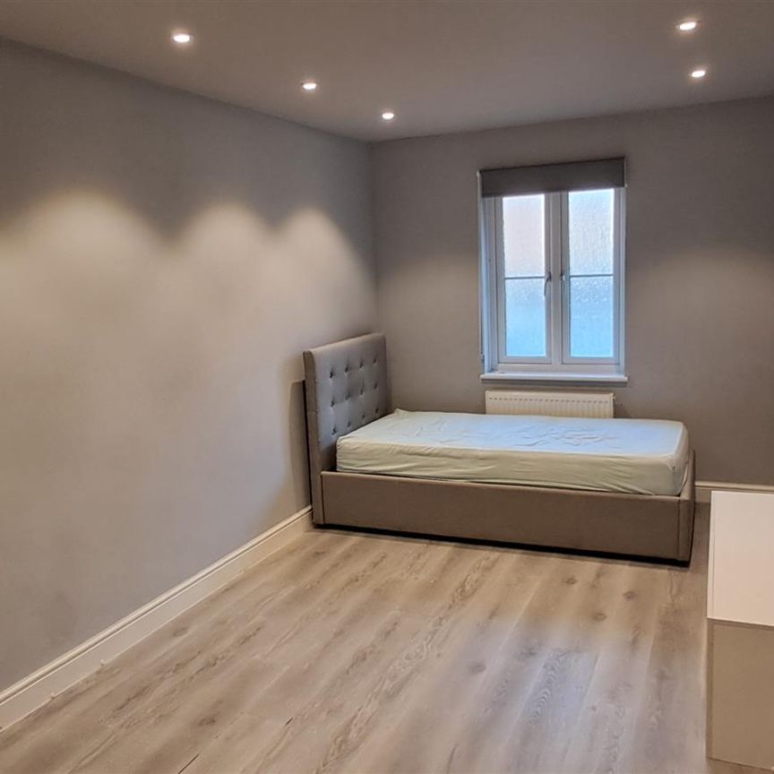 5 bed end of terrace house to rent in Three Valleys Way, Bushey, WD23 - Photo 1