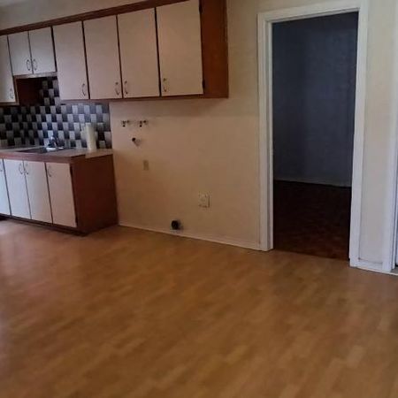 GRAND 3 1/2 AVEC PORTE PATIO DEMI SOUS-SOL LIBRE - Photo 3