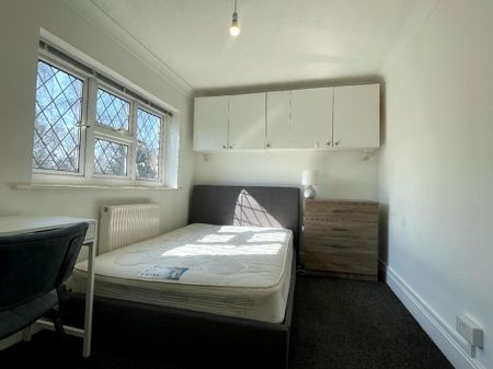 1 bedroom in a house share to rent - Photo 2