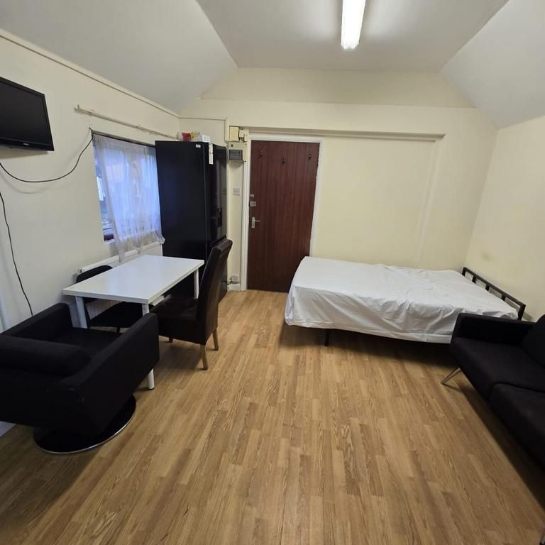 2 bedroom property to rent - Photo 1