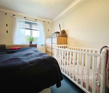 Clockhouse Road, Farnborough, Hampshire, GU14 - Photo 6