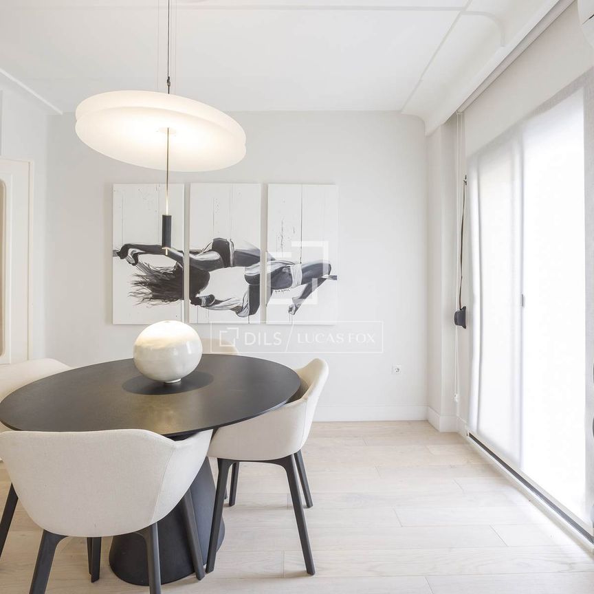 Renovated 4-bedroom apartment for rent in Extramurs, Valencia - Photo 1