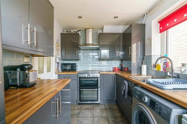 3 bedroom semi-detached house to rent - Photo 1