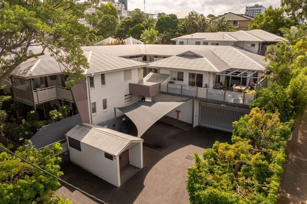 Light-Filled Top-Floor Apartment with Pool in New Farm - Photo 1