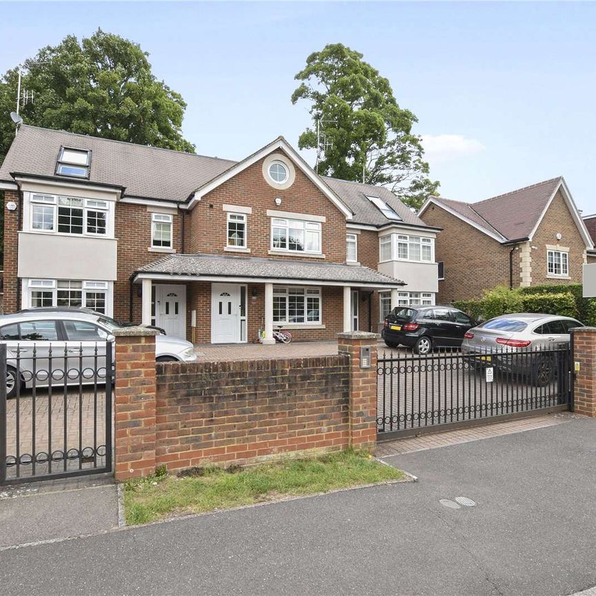 A modern and well appointed house located a short walk away to Northwood High Street. Available beginning of October. - Photo 1