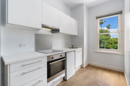 STYLISH APARTMENT IN THE HEART OF MOSMAN VILLAGE - Photo 3