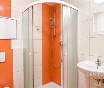 Velkorysý, světlý byt 1+kk s balkonem (44 m - Photo 1