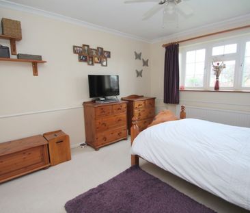 Spire View, Stanhope Heath, Stanwell, Staines-Upon-Thames,TW19 - Photo 6