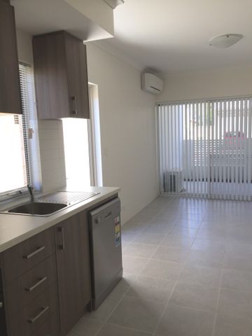 Modern Ground Floor Apartment in Prime Rockingham Location - Photo 3